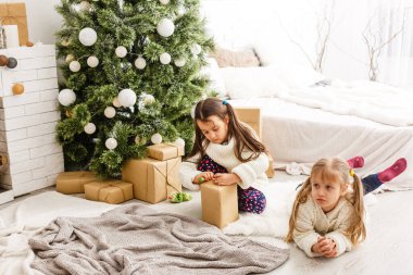 Noel, Noel, kış, mutluluk konsepti. Oynayan iki sevimli kız..
