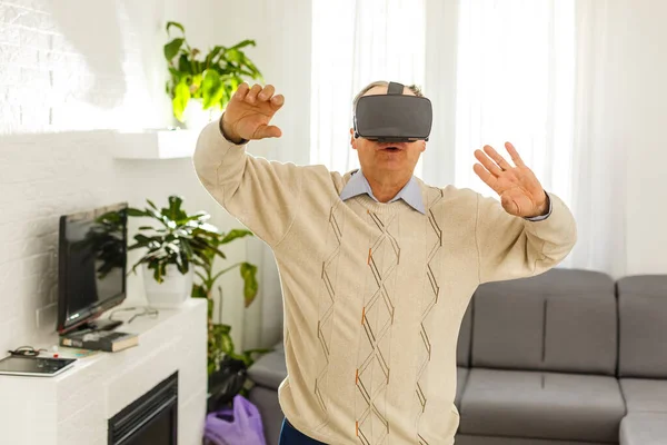 Portrait Mature Man Testing Virtual Reality Headset — Stok fotoğraf