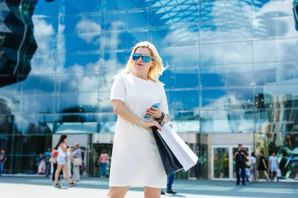 Kvinnan Shopping Lycklig Kvinna Med Shoppingväskor Njuter Shopping Konsumtion Shopping — Stockfoto