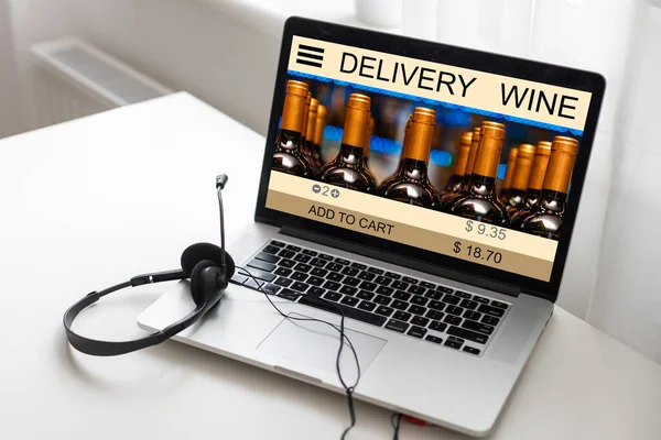 Buying Wines Online Home Delivery Concepts Screen Laptop Computer Table — Foto de Stock