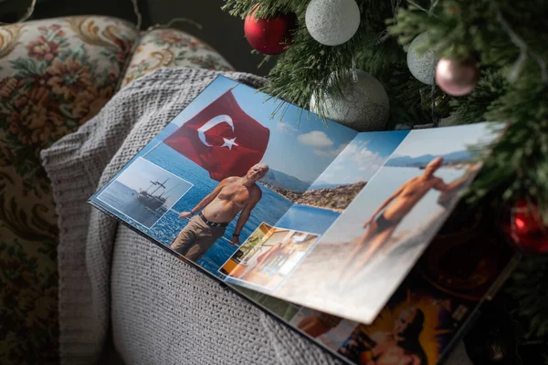 Foto Kniha Cestování Blízkosti Vánočního Stromečku — Stock fotografie