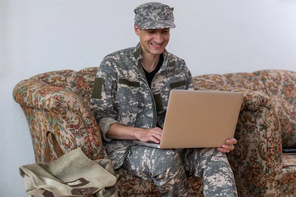 Glimlachende Jongeman Marine Uniform Met Een Laptop Tegen Een Witte — Stockfoto