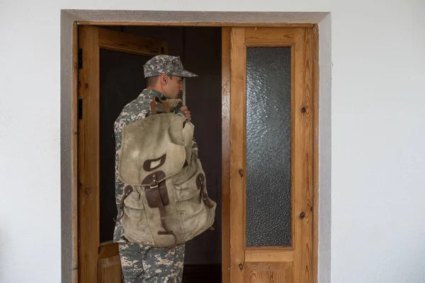 Στρατιωτικός Σακίδιο Βγαίνει Από Την Πόρτα — Φωτογραφία Αρχείου