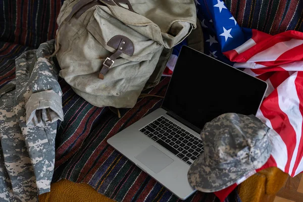 Amerikaanse Vlaggen Met Laptop Militaire Pet — Stockfoto