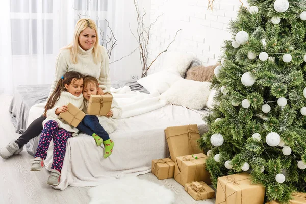 Moeder Kinderen Thuis Voor Kerst — Stockfoto