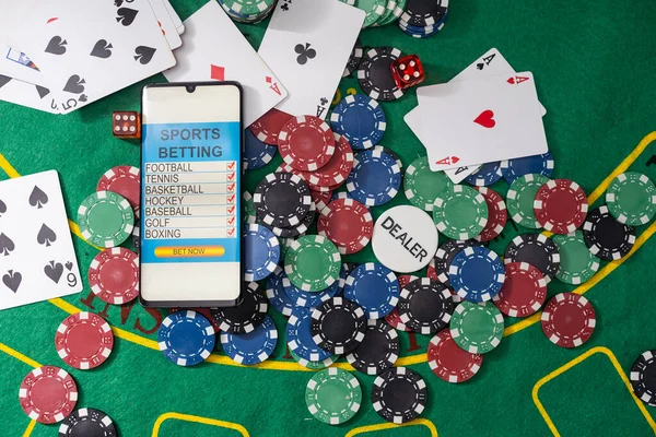 Kart Çip Kart Poker Masasında Oynarken Smartphone Ekranında Poket Tablo — Stok fotoğraf