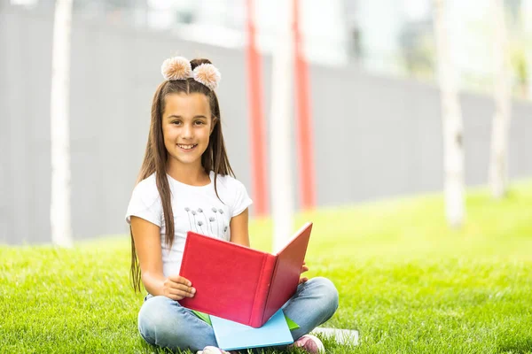 Bonito Menina Leitura Livro Fora Grama — Fotografia de Stock