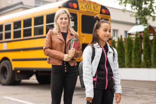 Outdoor Portret Van Een Ouder Kinderen Weg Naar School — Stockfoto