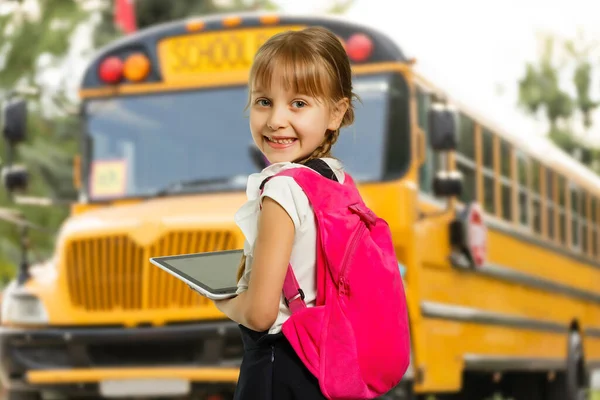 可爱的女学生背着背包 回学校去 — 图库照片