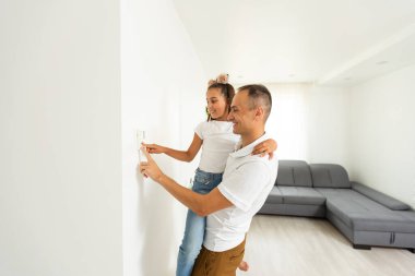 Akıllı ev ve modern oturma odası ile akıllı ekran.