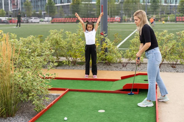 Little Girl Mother Playing Mini Golf — Zdjęcie stockowe