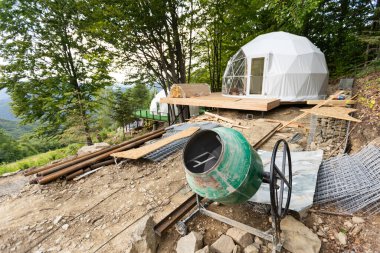 Açık hava olayları için prefabrik çerçeve çadırı kurma süreci.