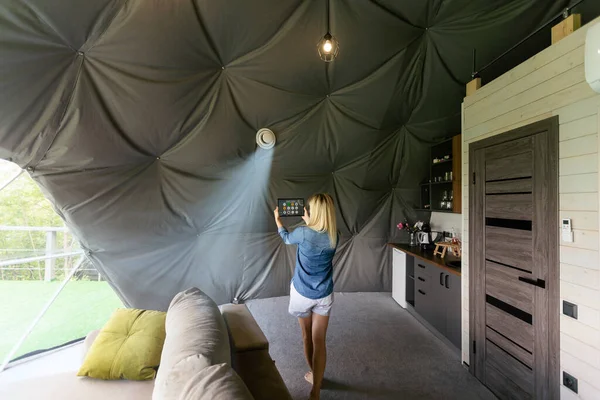 Jovem Mulher Controlando Luz Casa Com Tablet Digital Tenda Cúpula — Fotografia de Stock