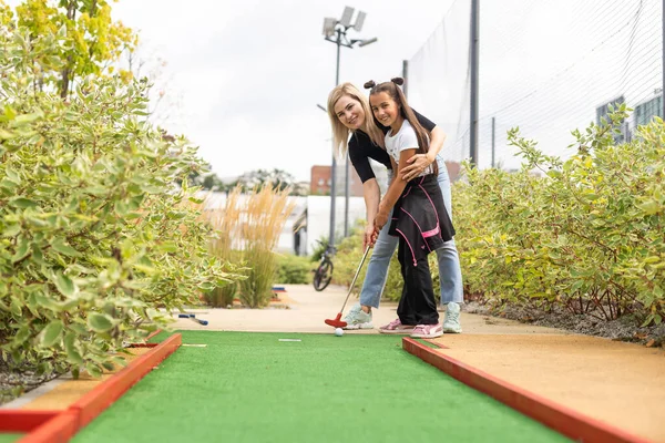 Little Girl Mother Playing Mini Golf — Fotografia de Stock