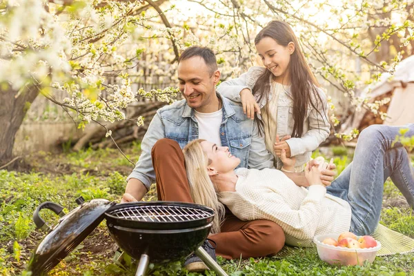 Família Fazendo Churrasco Seu Jardim — Fotografia de Stock