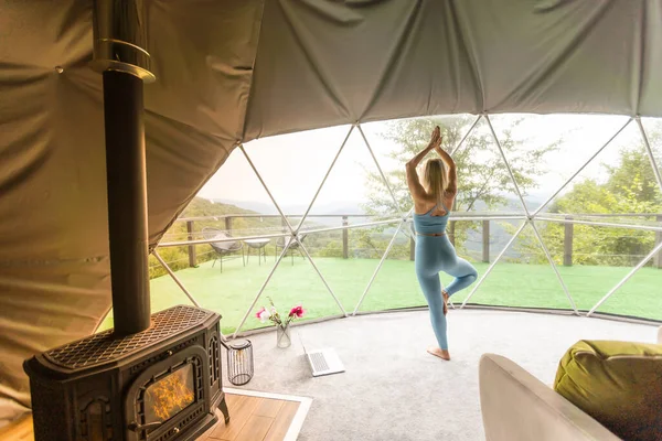 Sporty Woman Doing Exercise Geo Dome Glamping Tent — 图库照片