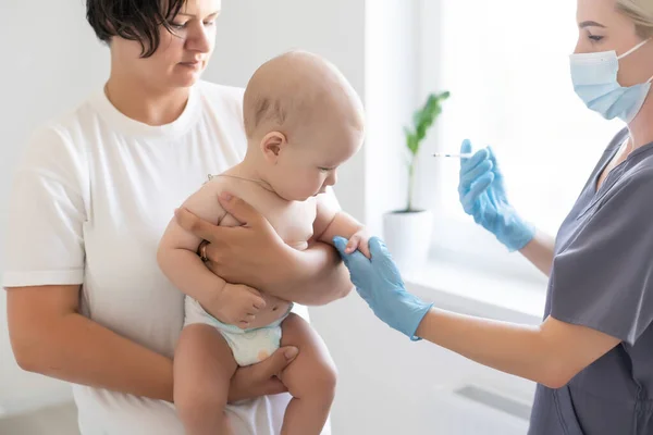 Médico Hace Una Vacunación Del Bebé Sobre Fondo Blanco — Foto de Stock