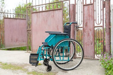 Evin yakınına park edilmiş boş tekerlekli sandalye..