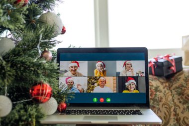 Noel 'de uzak bir tatil kutlaması. Koronavirüs karantinasında yeni yıl. 19 yeni normal, sosyal mesafe, uzaktan iletişim, ev işi, Noel partisi online.