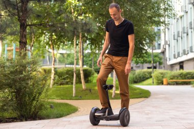 Adam sürme hoverboard, şehir. Adam mavi gyroboard.