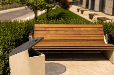 Güzel manzaranın üzerinde bir bank..