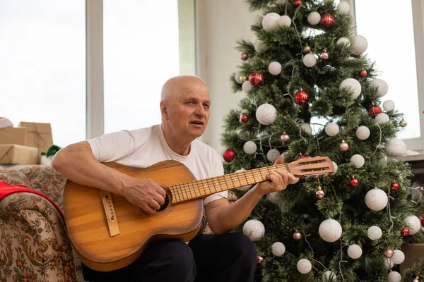 Conceito Família Pessoas Felizes Velho Homem Sênior Apreciando Guitarra Sofá — Fotografia de Stock