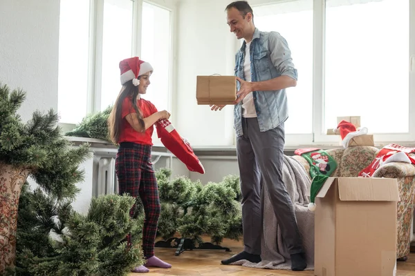 Vater Und Tochter Stellen Weihnachtsbaum Zusammen Lächeln Weihnachten Urlaub Winterkonzept — Stockfoto