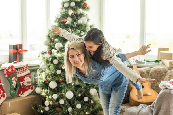 Anne Kızı Noel Ağacının Yanında — Stok fotoğraf