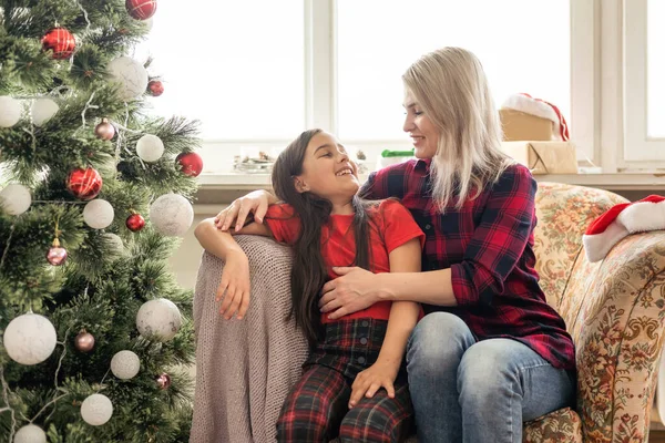 Close Uma Mãe Feliz Abraçando Sua Filha Clima Natal Uma — Fotografia de Stock