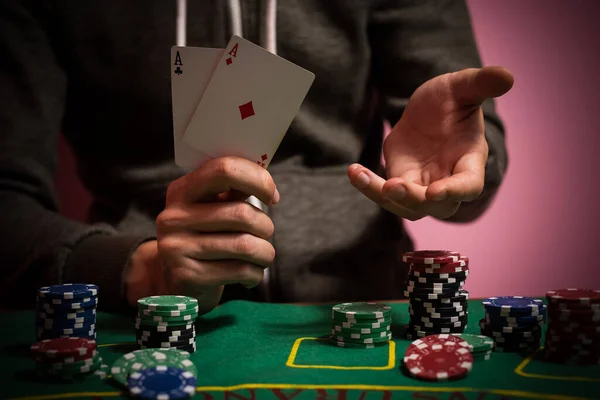 Homem Jogando Blackjack Mesa — Fotografia de Stock