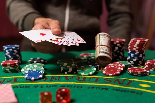 Щасливий Гравець Покер Виграє Тримає Карти — стокове фото
