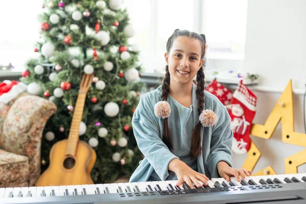 Cute Little Girl Sitting White Piano Christmas Tree Concept New — Stock Photo, Image