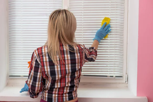 Joven Ama Llaves Lavando Ventana Mujer Haciendo Limpieza Profesional Casa — Foto de Stock