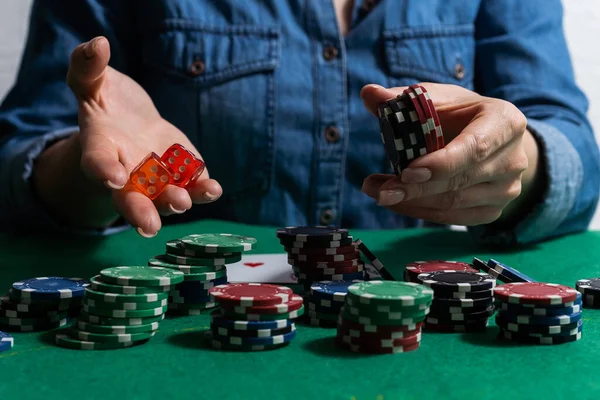 Woman Hand Green Poker Table Chips — Fotografia de Stock