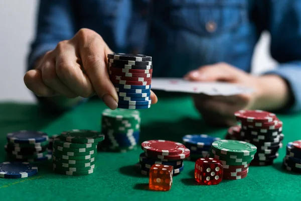 Woman Hand Green Poker Table Chips — Fotografia de Stock