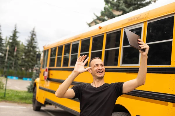 Mannelijke Leraar Student Met Digitale Tablet Buurt Van Schoolbus Video — Stockfoto