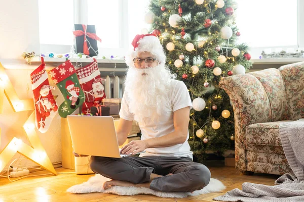 View Back Santa Claus Sitting Table Turning Laptop Work Online — Fotografia de Stock