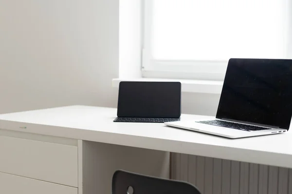 Laptop Tablet White Table — Stok fotoğraf