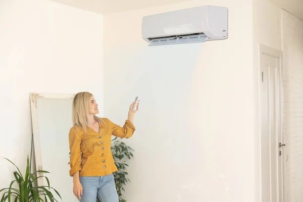 Klimaanlage Zimmer Mit Frau Die Fernbedienung Bedient Klimaanlage Mit Fernbedienung — Stockfoto