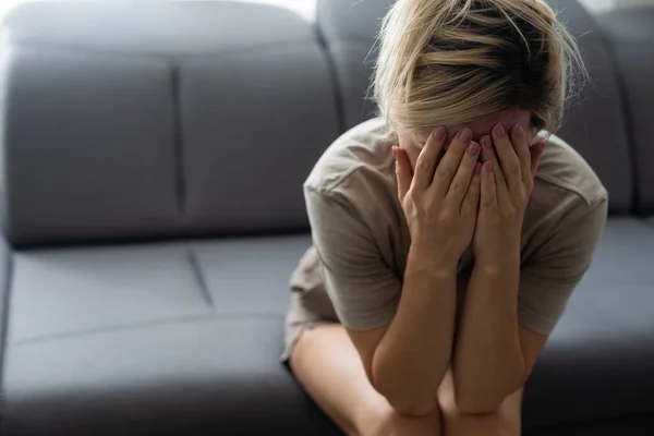 Benadrukt Jonge Zieke Vrouw Met Sterke Verschrikkelijke Hoofdpijn Lijden Aan — Stockfoto