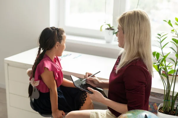 Psicologa Femminile Che Lavora Con Bambina Casa — Foto Stock