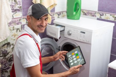 Çamaşır makinesini akıllı telefon uygulaması ile kontrol etmek. Yüksek kalite fotoğraf