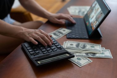 Dolar ve masada sohbet eden bir tablet..