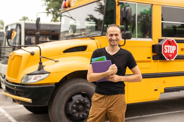 Πορτρέτο Του Δασκάλου Κοντά Στο Σχολικό Λεωφορείο — Φωτογραφία Αρχείου