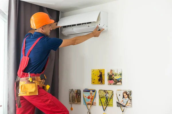 Stilig Ung Man Elektriker Installera Luftkonditionering Ett Klienthus — Stockfoto