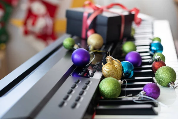 Teclado Piano Com Decoração Natal Close — Fotografia de Stock