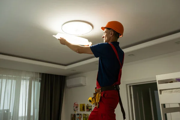 Ung Man Reparera Kabel Ledningar Och Installerar Eller Ersätter Halogenlampan — Stockfoto