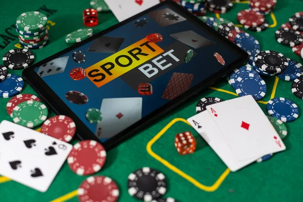 Smartphone Poket Tabulce Obrazovce Hrát Karty Čipové Karty Poker Stůl — Stock fotografie