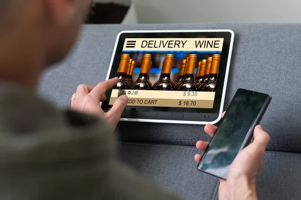 Person Holding Tablet Buying Wine Online — Zdjęcie stockowe