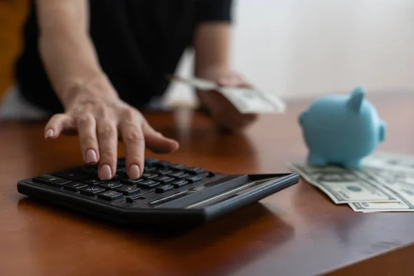 Mujer Sosteniendo Dinero Alcancía Mesa Primer Plano — Foto de Stock